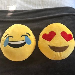 Emoji pillows 😍 😂